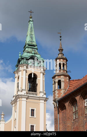 La torre barocca della chiesa di Santo Spirito e la torretta in stile gotico della città vecchia municipio della città di Torun, Polonia, Europa Foto Stock