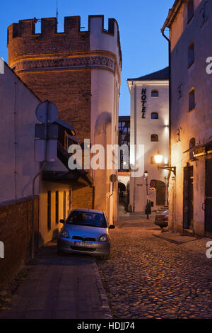 Podmurna Street e Bridge torre di Porta durante la notte nel centro storico medievale di Torun in Polonia, Europa Foto Stock