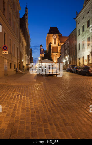 I marinai Street (Zeglarska) di notte nella città vecchia di Torun in Polonia Foto Stock