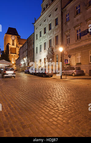 I marinai Street (Zeglarska) di notte nella città vecchia di Torun in Polonia Foto Stock