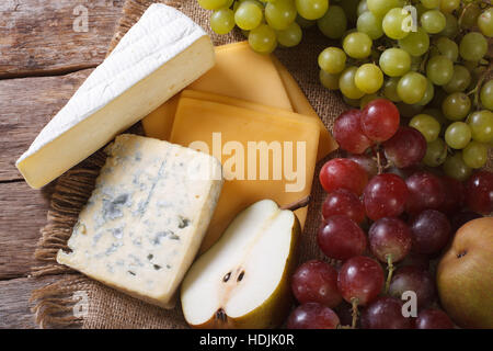 Stampate il formaggio e frutta sul tavolo. vista orizzontale dal di sopra Foto Stock