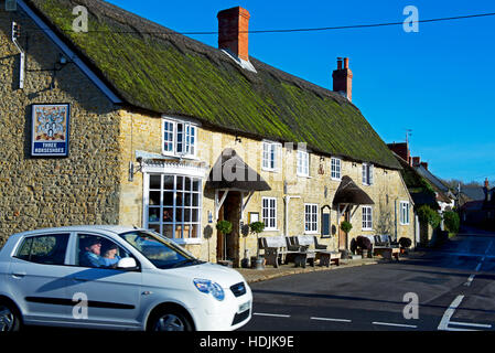 I tre ferri di cavallo pub nel villaggio di Burton Bradstock, Dorset, England Regno Unito Foto Stock