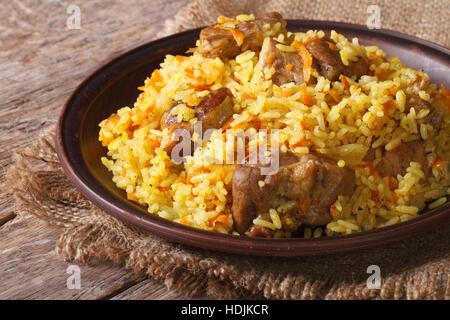 Fragranti pilaf con carne e verdure close up su una piastra orizzontale. Foto Stock