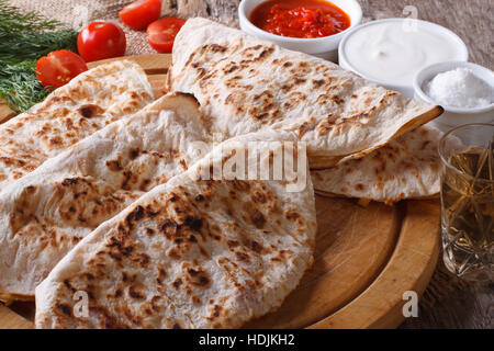 Mexican quesadilla e salse sul tavolo di close-up. vista orizzontale dal di sopra Foto Stock