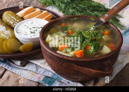 Polacco zuppa di cetriolo in una ciotola sul tavolo di close-up orizzontale. Foto Stock