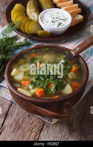 Polacco zuppa di cetriolo in una ciotola sul tavolo di close-up verticale. Foto Stock