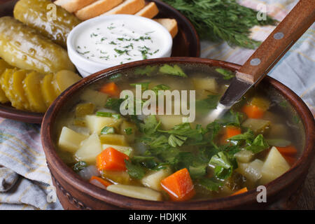 Rassolnik zuppa di cetriolo in una ciotola closeup sul tavolo orizzontale. Foto Stock