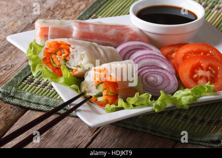 Vegetali vegetariano involtini primavera su di una piastra di close-up orizzontale. Foto Stock