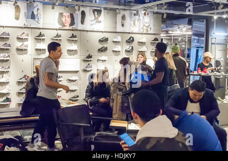 I clienti si affollano il nuovo Adidas flagship store sulla Fifth Avenue a New York Domenica, Dicembre 11, 2016. A 45.000 piedi quadrati del negozio adidas è più grande. Nike, il più grande produttore mondiale di atletica marcia e abbigliamento sta perdendo terreno in quanto concorrenti Adidas e Upstart sotto la corazza di continuare a guadagnare quote di mercato. (© Richard B. Levine) Foto Stock