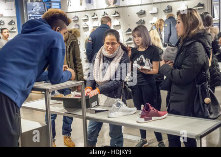 I clienti si affollano il nuovo Adidas flagship store sulla Fifth Avenue a New York Domenica, Dicembre 11, 2016. A 45.000 piedi quadrati del negozio adidas è più grande. Nike, il più grande produttore mondiale di atletica marcia e abbigliamento sta perdendo terreno in quanto concorrenti Adidas e Upstart sotto la corazza di continuare a guadagnare quote di mercato. (© Richard B. Levine) Foto Stock