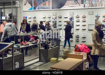 I clienti si affollano il nuovo Adidas flagship store sulla Fifth Avenue a New York Domenica, Dicembre 11, 2016. A 45.000 piedi quadrati del negozio adidas è più grande. Nike, il più grande produttore mondiale di atletica marcia e abbigliamento sta perdendo terreno in quanto concorrenti Adidas e Upstart sotto la corazza di continuare a guadagnare quote di mercato. (© Richard B. Levine) Foto Stock