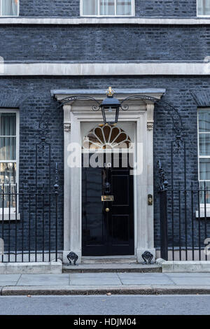 Londra, 28 novembre 2016. Le porte principali sono mantenuti chiusi al 10 di Downing Street a Londra, la residenza del Primo Ministro del Regno Unito. Foto Stock