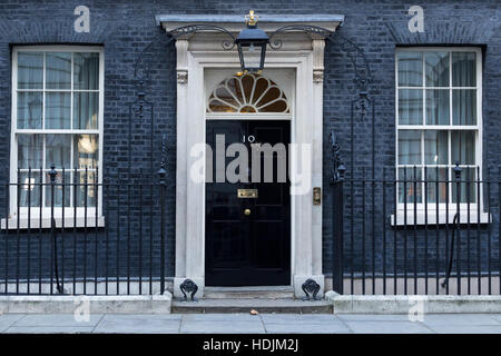 Londra, 28 novembre 2016. Le porte principali sono mantenuti chiusi al 10 di Downing Street a Londra, la residenza del Primo Ministro del Regno Unito. Foto Stock