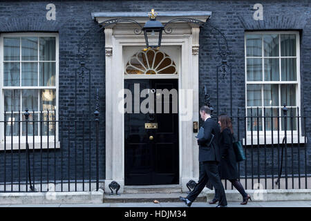 Londra, 28 novembre 2016. Ai visitatori di raggiungere la porta principale a 10 Downing Street a Londra, la residenza del Primo Ministro del Regno Unito. Foto Stock