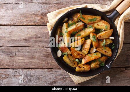Le patate fritte in padella, in stile rustico, orizzontale vista da sopra Foto Stock