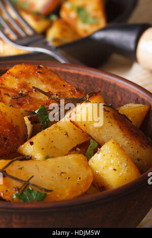 Delizioso caldo patate fritte in una ciotola macro sul tavolo. verticale, stile rustico Foto Stock