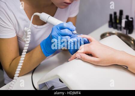 Closeup colpo di una donna in una manicure ricevendo una manicure da una estetista Foto Stock