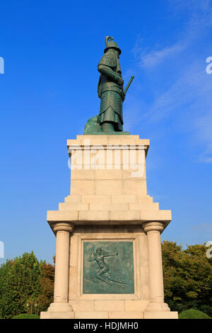 L'Ammiraglio Yi Sun-shin statua, Yongdusan Park, Busan, Corea del Sud, Asia Foto Stock