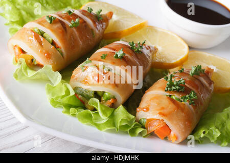 Calamari ripieni di verdure close-up su una piastra orizzontale. Foto Stock