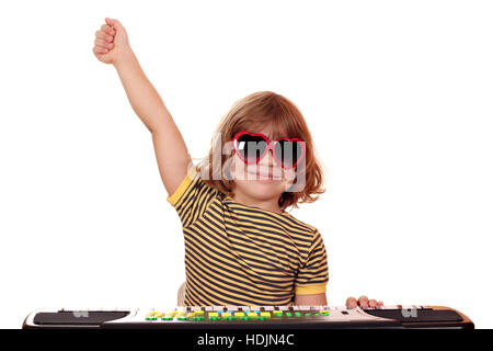 Bambino felice riprodurre musica sulla tastiera Foto Stock