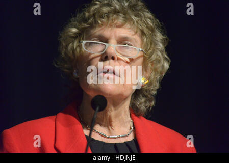 Kate Hoey mp, MP per la Vauxhall, parla di base in caso di campagna a Manchester, Regno Unito, Venerdì, Febbraio 5, 2016. Foto Stock