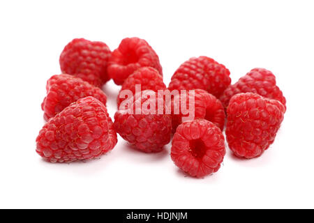 Gruppo di freschi maturi rosso lampone maturo di frutti di bosco isolato su sfondo bianco, vicino ad alto angolo di visione Foto Stock