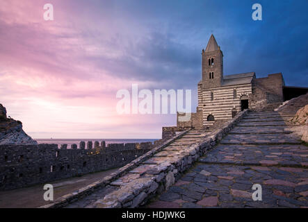 La mattina presto oltre la chiesa di San Pietro, Portovenere, Liguria, Italia Foto Stock