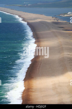 Vista da Portland, Chesil Beach si estende fuori nella distanza, Dorset, Inghilterra, Europa Foto Stock