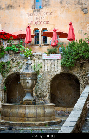 Le Grande Fontaine (b. 1615), St Paul de Vence, Provenza, Francia Foto Stock