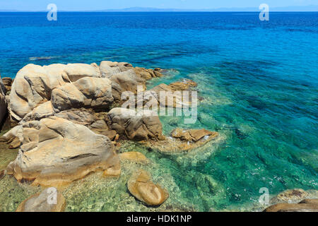 Mare Egeo costa paesaggio con chiaro acquamarina acqua (Calcidica, Grecia). Foto Stock