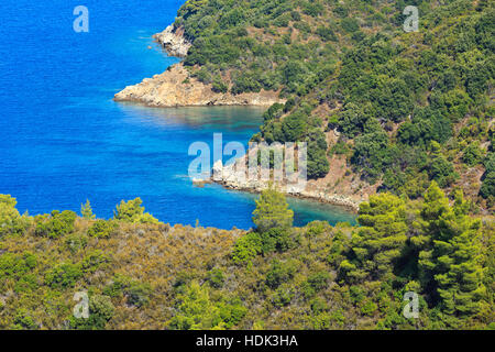 Mare Egeo costa paesaggio con acquamarina acqua (Calcidica, Grecia). Foto Stock