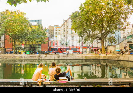 I giovani in un momento di relax a canal saint-martin, quai de Jemmapes Foto Stock