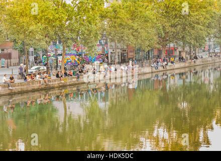 I giovani in un momento di relax a canal saint-martin, quai de valmy Foto Stock