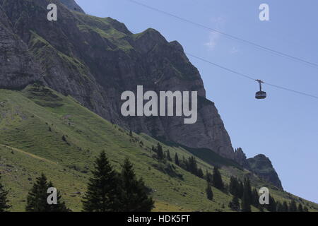 Una funivia porta i turisti da NaturErlebnispark (Natura esperienza Parco) al picco della svizzera Säntis della montagna nelle Alpi Svizzere. Foto Stock