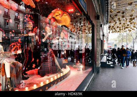 Vetrine Natale animazioni in Les Galeries Lafayette Haussmann, Parigi, Francia Foto Stock