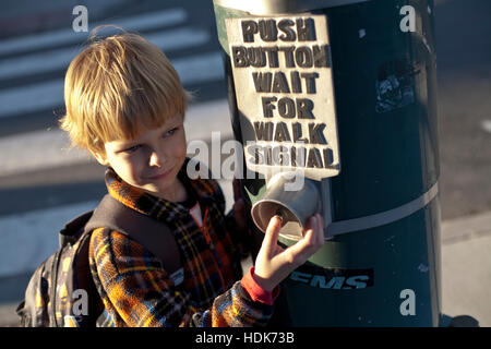 6 anni ragazzo di attraversamento pedonale a Cambridge, Massachusetts, STATI UNITI D'AMERICA Foto Stock