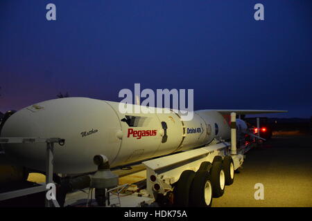 L'orbitale ATK Pegasus XL a razzo con la NASA il ciclone Sistema globale di navigazione via satellite (CYGNSS) a bordo veicolo spaziale si prepara a combaciare con l'L-1011 vettore aereo presso la base aerea di Vandenberg Novembre 28, 2016 in California. Foto Stock