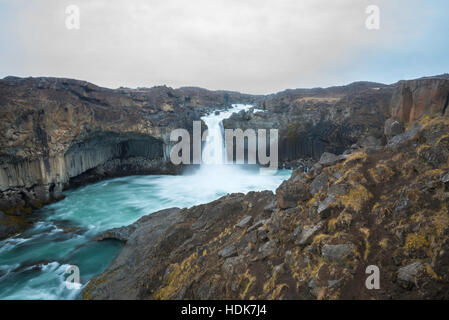 Aldeyjarfoss è uno dei più imponenti cascate sul fiume Skjalfandafljot di route dal Vatnajokull tappo di ghiaccio a Skjalfand Foto Stock