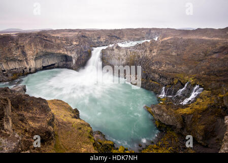 Aldeyjarfoss è uno dei più imponenti cascate sul fiume Skjalfandafljot di route dal Vatnajokull tappo di ghiaccio a Skjalfand Foto Stock