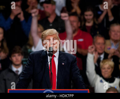Des Moines, Iowa, USA, 8 dicembre, 2016 President-Elect Donald Trump a Ringrazio Rally in Des Moines Credito: Mark Reinstein Foto Stock