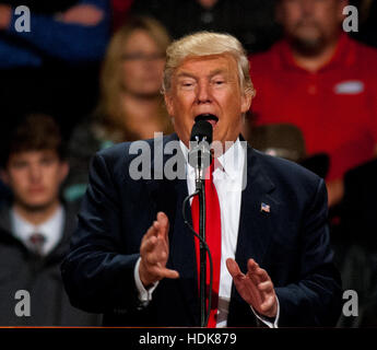Des Moines, Iowa, USA, 8 dicembre, 2016 President-Elect Donald Trump a Ringrazio Rally in Des Moines Credito: Mark Reinstein Foto Stock