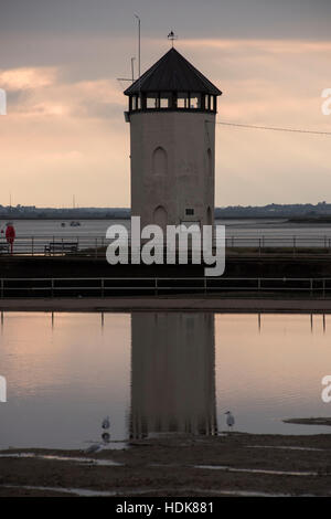 Bateman's Tower, Brightlingsea in serata con la riflessione Foto Stock