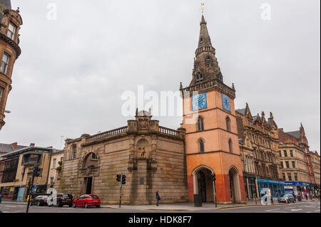 Il teatro Tron, e il campanile della vecchia chiesa di ferro sul Trongate. Situato nell'area di Merchant City, Glasgow Foto Stock