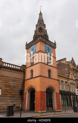 Il teatro Tron, e il campanile della vecchia chiesa di ferro sul Trongate. Situato nell'area di Merchant City, Glasgow Foto Stock