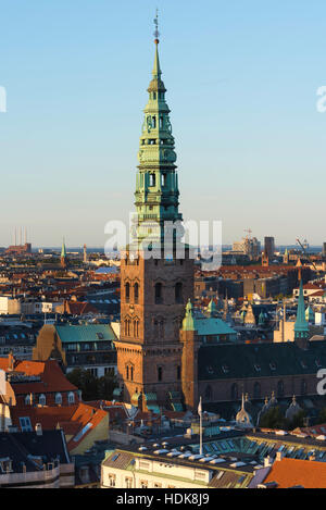 Le strade di Copenaghen e casa di tetti. Foto Stock