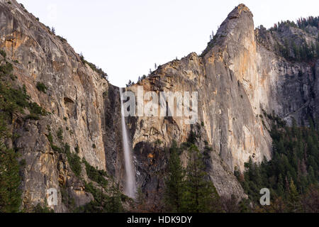 Di sera presto vista di Bridal Veil Falls Yosemite NP Foto Stock