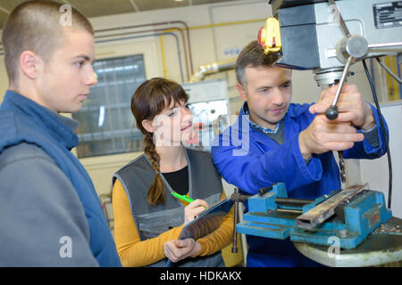 Gli apprendisti di lavorare sulla macchina - Lavorazione metalli Foto Stock