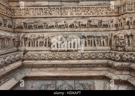 Gli intricati intarsi, Jagdish Temple, Udaipur, Rajasthan, India Foto Stock