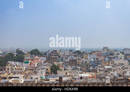 In vista della città di Udaipur, Rajasthan, India Foto Stock