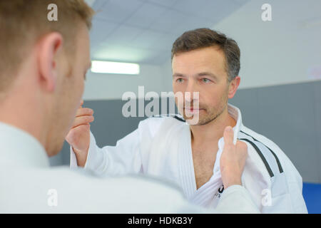 Due uomini a praticare Judo si muove Foto Stock